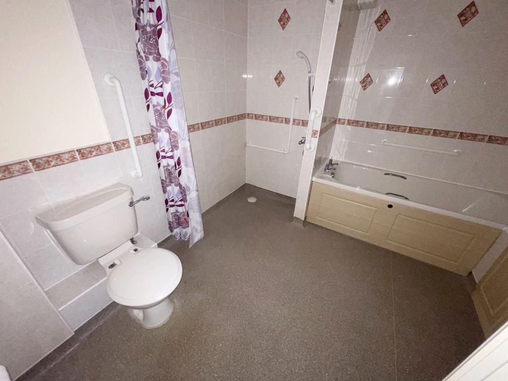 Lot: 115 - TWO-BEDROOM GROUND FLOOR RETIREMENT FLAT - Wetroom